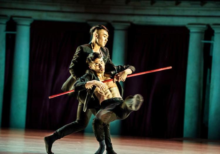 MAGTKAMP. En velgørende anderledes historie erobrer scenen med Sheng-Ho Chang og Chien-Chih Chang fra det taiwanske kompagni B. Dance. 