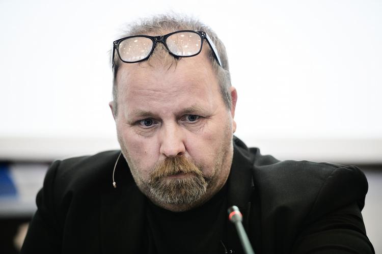 overlevede. Mike Axdal overlevede brandene  på Scandinavian Star, men mistede sin far og bror på skibet. 