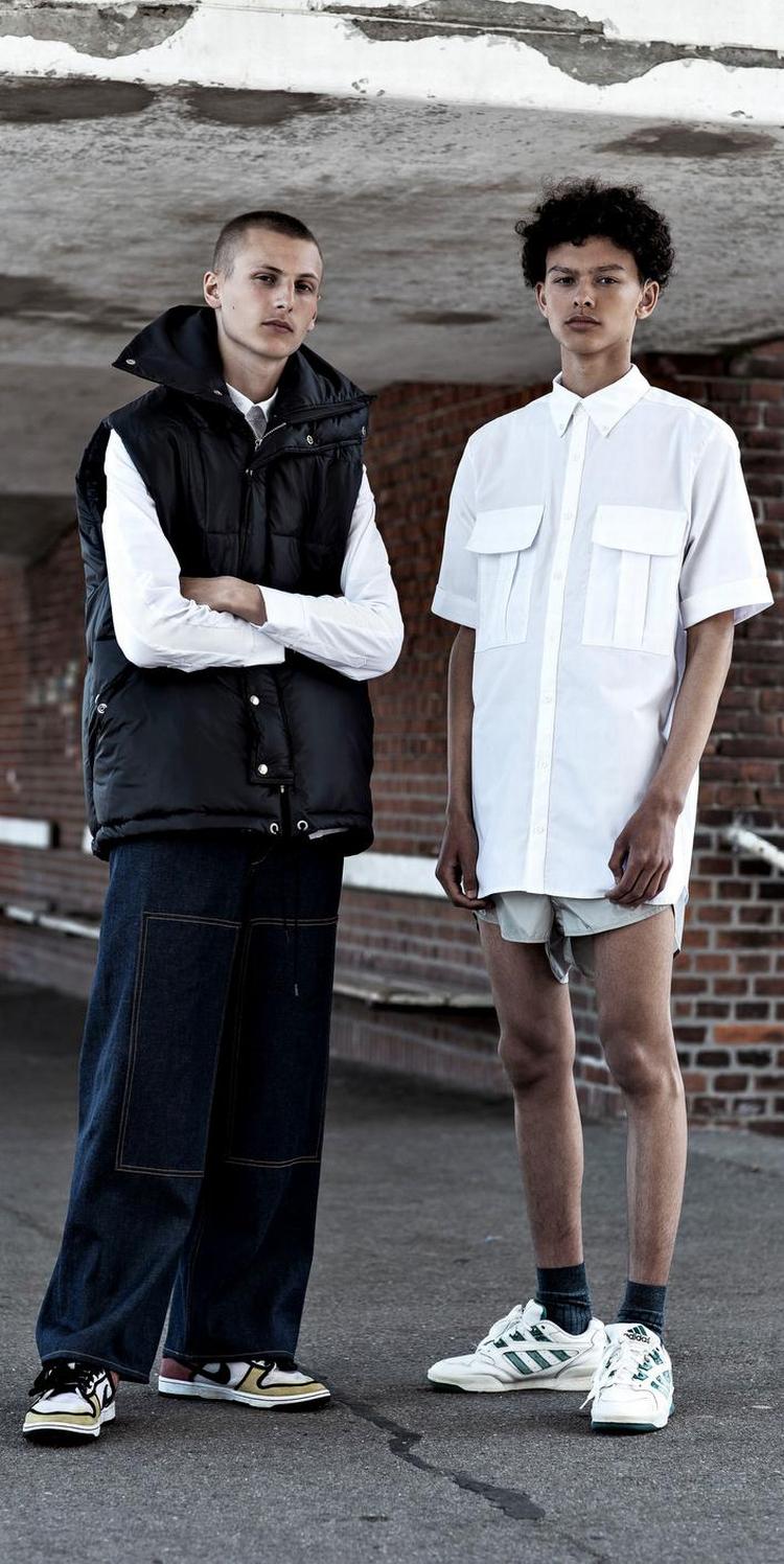 Selvsikre. Ellen Pedersen vil i kontakt med de unge, selvsikre fyre, som hun finder meget inspirerende og mener er friske på at tage chancer. Her ses nogle af hendes designs til forår og sommer 2017, som hun viser på modeugen (klik for at se hele billedet).