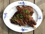 Sprødt. Fordelen ved at slutte en lammesteg af på grillen er oplagt: Man får en fantastisk grillskorpe. 