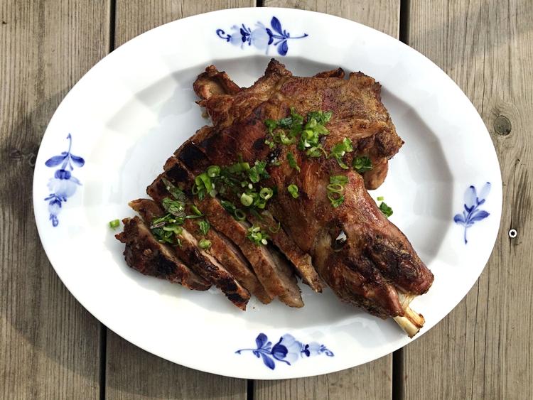 Sprødt. Fordelen ved at slutte en lammesteg af på grillen er oplagt: Man får en fantastisk grillskorpe. 