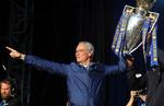 Magi. Claudio Ranieri fejrer her sidste sæsons sensationelle mesterskab. Nu har han forlænget sin kontrakt med Leicester frem til 2020. 