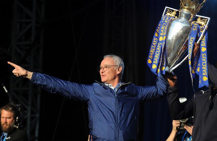 Magi. Claudio Ranieri fejrer her sidste sæsons sensationelle mesterskab. Nu har han forlænget sin kontrakt med Leicester frem til 2020. 