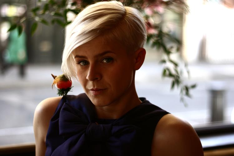 Robyn. Simon-drengene får en travl uge, når de åber deres nye bar midt i modeugen. Popdronningen Robyn kommer og dj'er. 
