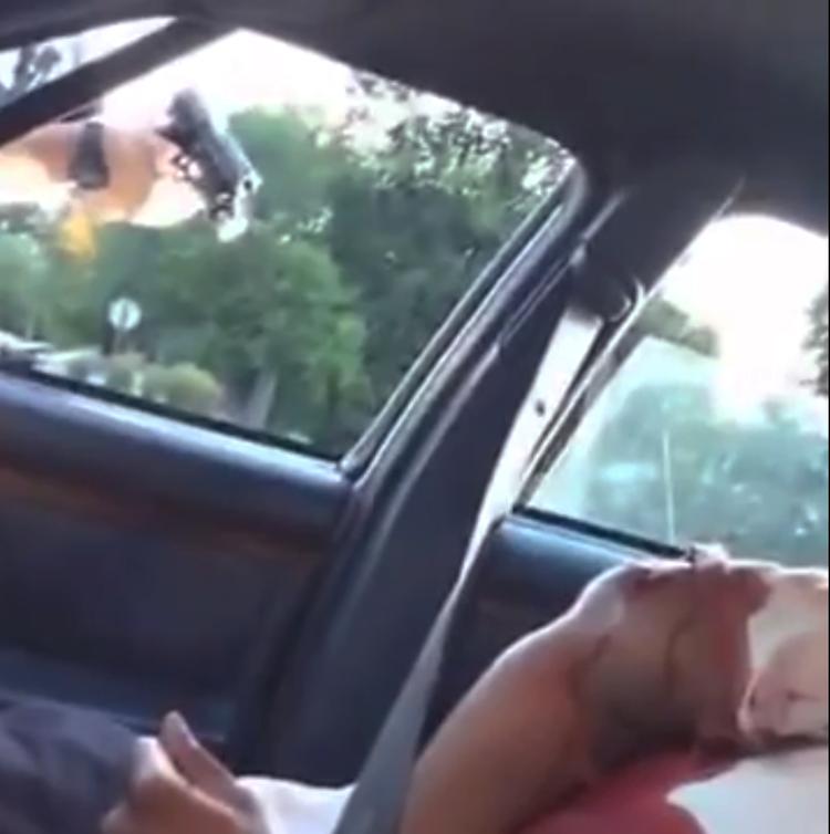 VÅBENBRUG. En betjent i Minnesota blev filmet, da han netop havde affyret sin pistol mod Philando Castille. Sagen er en af de mange om politiets skud mod unge sorte mænd, der optager USA. 