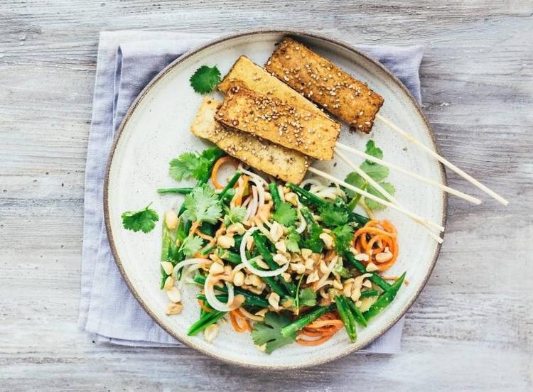 Tofu er fremstillet af sojabønner, som koges, males og filtreres til sojamælk, som siden koagulerer næsten på samme måde, som når man laver ost. Den færdige tofumasse presses og formes til blokke. Den er et fremragende proteinrigt alternativ til kød. 