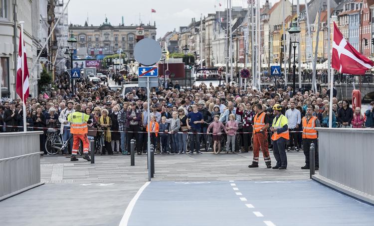Tadaa! Inderhavnsbroen blev åbnet for offentligheden 7. juli. Den var kun tre år forsinket. 