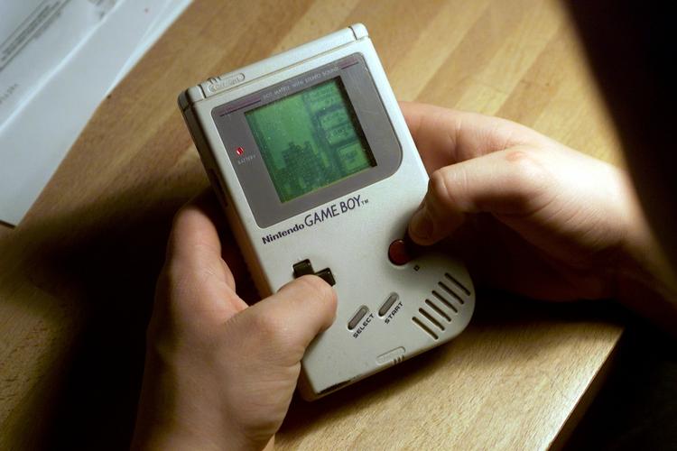 RETRO. Det kan godt være, at du har glemt tiden, hvor rigtige spil var i sort/hvid og din spillemaskine sagde 'ding', når du tændte den. Men det har samlere og Pokémon-fans ikke - og de vil gerne betale for at genopleve 90'ernes storhed. 