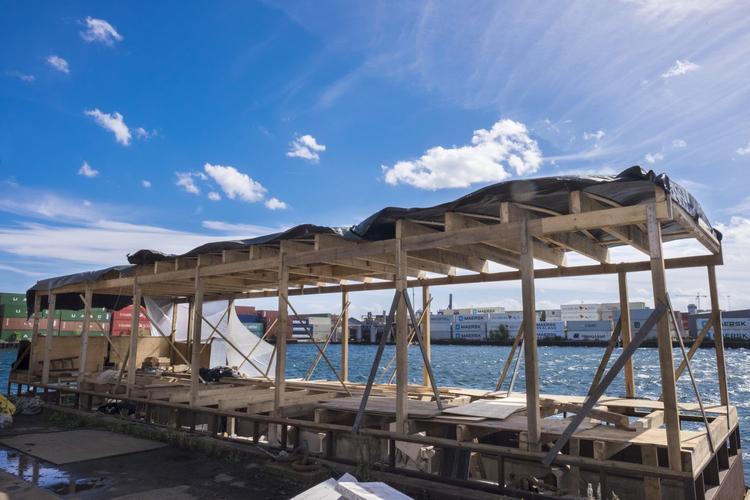 Vandvid. Sådan ser det ud, når man bygger sin egen husbådsrestaurant. 