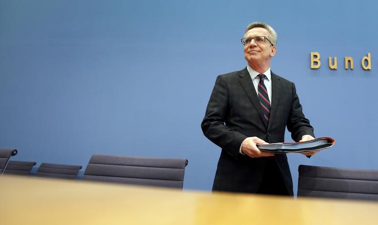 LOVPAKKE. Indenrigsminister Thomas de Maiziere vil i morgen fremlægge en række lovstramninger, der skal øge sikkerheden i landet. 
