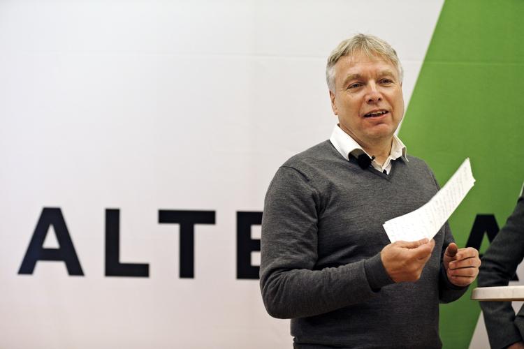 Pres. Hvis man sænker arbejdstiden, vil det også slække presset på velfærdssystemet, mener Alternativets partileder, Uffe Elbæk. 