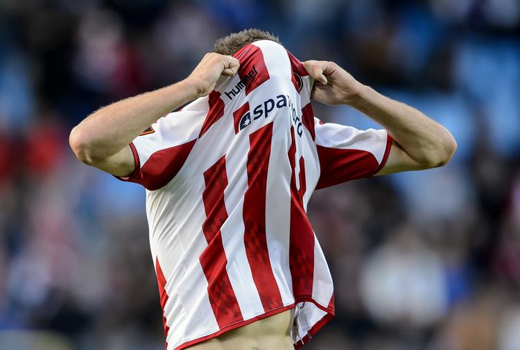 klubskifte. Bag trøjen græmmer Nicklas Helenius sig ovr en brændt chance for AaB i weekenden. Nu skal angriberen forsøge at score for Silkeborg. 