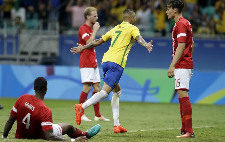 Forløsning. Luan jubler over at have bragt Brasilien foran 3-0, mens de overmatchede danskere ser desillusiionerede til. 