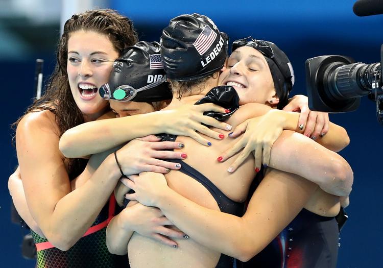 holdkapguld. Sin tredje guldmedalje fejrede Katie Ledecky sammen med tre holdkammerater, der værdsatte hendes indsats på sidsteturen. Ledecky startede nemlig et sekund efter Australien, men endte med at vinde med halvandet sekund. 