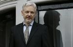 Eftersøgt. Wikileaks-stifter Julian Assange talte i februar med pressen fra balkonen på Ecuadors ambassade i London. Han er eftersøgt af svensk politi, der gerne vil tale med ham i forbindelse med en voldtægtssag, og USA, der gerne vil retsforfølge ham for offentliggørelse af statens hemmelige oplysninger. 