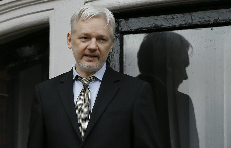 Eftersøgt. Wikileaks-stifter Julian Assange talte i februar med pressen fra balkonen på Ecuadors ambassade i London. Han er eftersøgt af svensk politi, der gerne vil tale med ham i forbindelse med en voldtægtssag, og USA, der gerne vil retsforfølge ham for offentliggørelse af statens hemmelige oplysninger. 