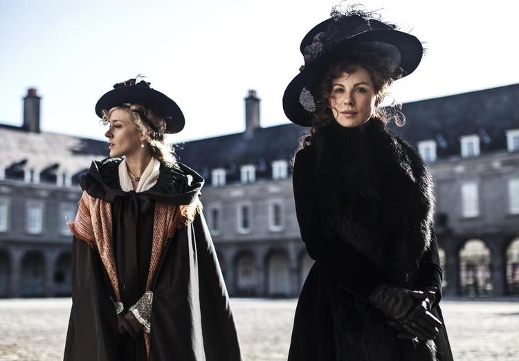 Jæger. Kate Beckinsale (til højre) som enken lady Susan, der vil gøre alt for at få sig en ny og bedre fremtid. Her sammen med veninden Alicia (Cloë Sevigny), hvis mand har forbudt hende at ses med den skandaliserede enke. Foto: Angels Film 