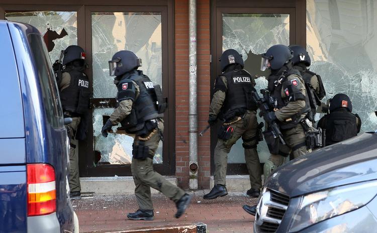 Sikekrhed. Tysk politi udfører en ransagning i Hildesheim. Tyske politikere vil stramme en række love i kampen mod terrorisme. 