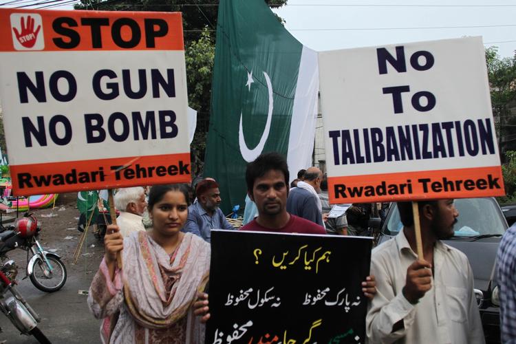 angreb. Den pakistanske by Quetta blev ramt af to blodige angreb mandag, hvilket medførte demonstrationer. I dag er byen så blevet ramt af et nyt angreb. 
