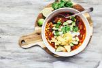 Stærkt. Efter halvanden time under låg er chiligryden kogt ind til en stærk suppe. 