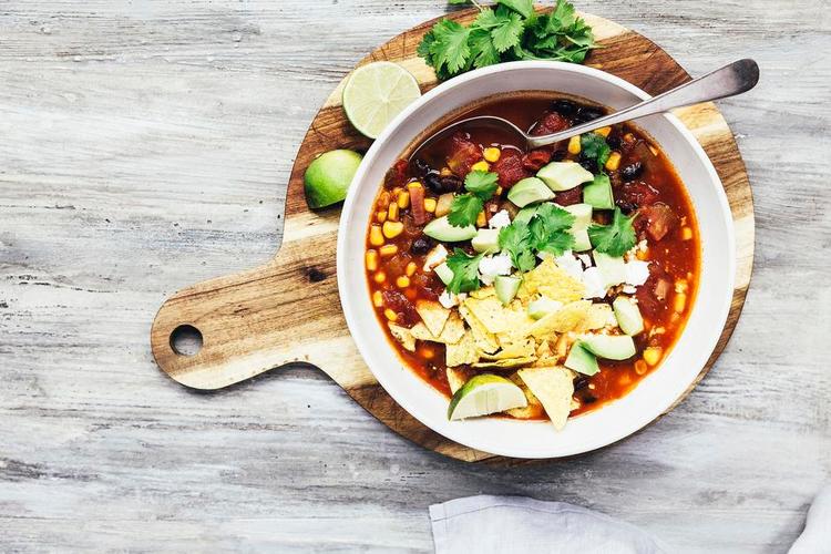 Stærkt. Efter halvanden time under låg er chiligryden kogt ind til en stærk suppe. 
