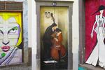 UMDSMYKNING. Cirka 200 døre og porte i gaden Rua de Santa Maria i Madeiras hovedby Funchal er dekoreret af kendte og ukendte lokale kunstnere. 