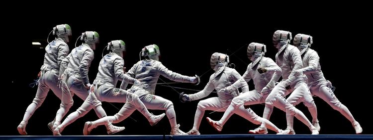KULTURKAMP. Normalt er fægtning en sport, der nydes i stilhed af tilskuerne. Men ikke i Rio, hvor tilråbene er højlydte og kontante. For en ordens skyld: Billedet viser to fægteres bevægelser, ikke otte mand på banen. 