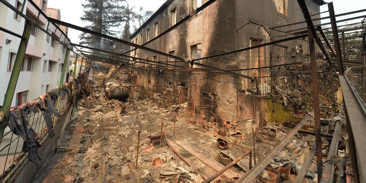 Storbrand. En bygning i Madeiras hovedby Funchal er raseret totalt af ilden. 