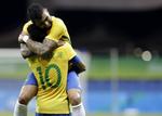 Forlæsning. Gabriel Barbosa og Neymar jubler efter Brasiliens første mål i kampen mod Danmark, der også var det første i turneringen for storfavoritterne. 