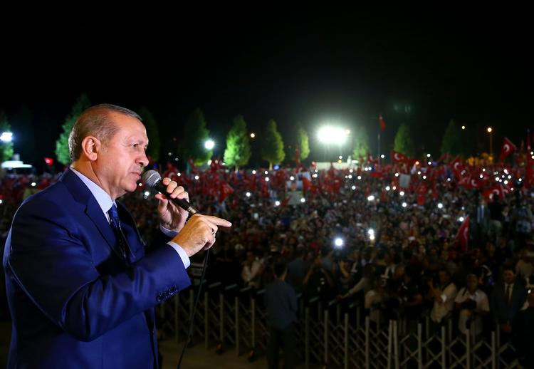 kupforsøg. Tyrkiets præsident Erdogan taler til sine støtter uden for præsidentpaladset i Ankara i går. Præsidenten overlevede natten til 16. juli et kupforsøg. 