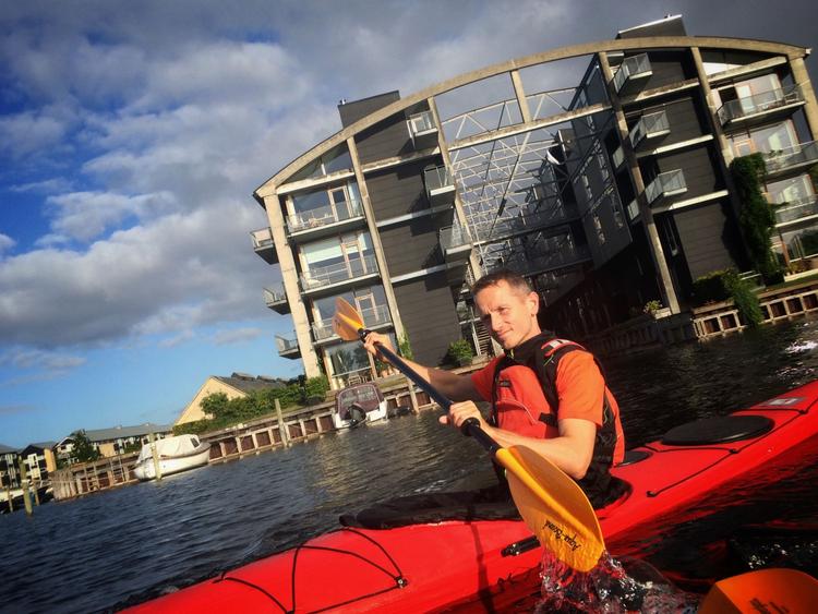 MORGENMOTION. Kristian Jensen fik i morges 6 kilometer i havkajak rundt om Holmen og Torpedohallen. Det kan alle ansatte i Udenrigsministeriet gøre. 