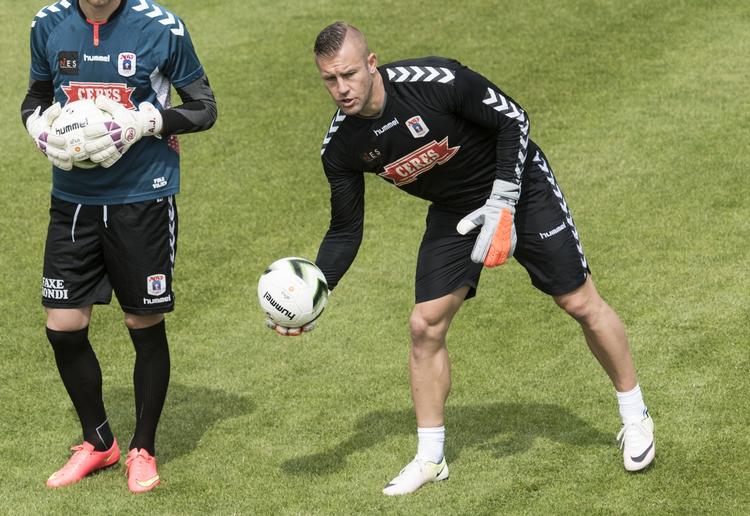 reserve. AGF er på grund af skader og afbud  nødt til at sende klubbens 40-årige målmandstræner ind i truppen til weekendens kamp. 