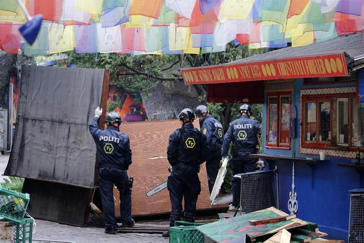 Christiania-indsats. Københavns Politi har den seneste tid skærpet sin indsats mod hashsalget på Christiania. Senest har politiet også offentliggjort billeder af 16 personer, som mistænkes for at have kastet med skyts mod politiet i forbindelse med en stor aktion på Christiania 17. juni - samme dag, som dette billede er taget. 