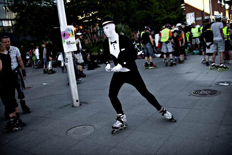 NIGHTSKATE. Fra mødestedet Solbjerg Plads, hvor over 1000 mennesker hveranden fredag starter paradekørslen gennem storbyen ad nye ruter hver gang. 