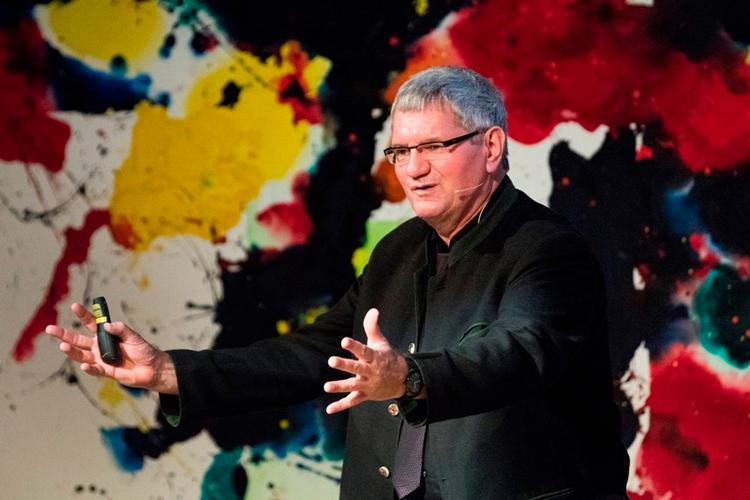 Topforsker. »Hvis nogen i verden kan lykkes med det her, er det dem«, siger Max Planck-direktør Robert Schlögl om det ny Villum-center for bæredygtige kemikalier. 