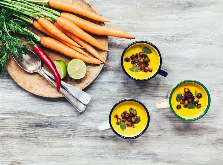Knaldgul. Denne spicy gulerodssuppe er en smuk og sund sommerret. 