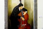 Musik. Bassisten liver op i en af sidegaderne. Malet af Maria Freitas.