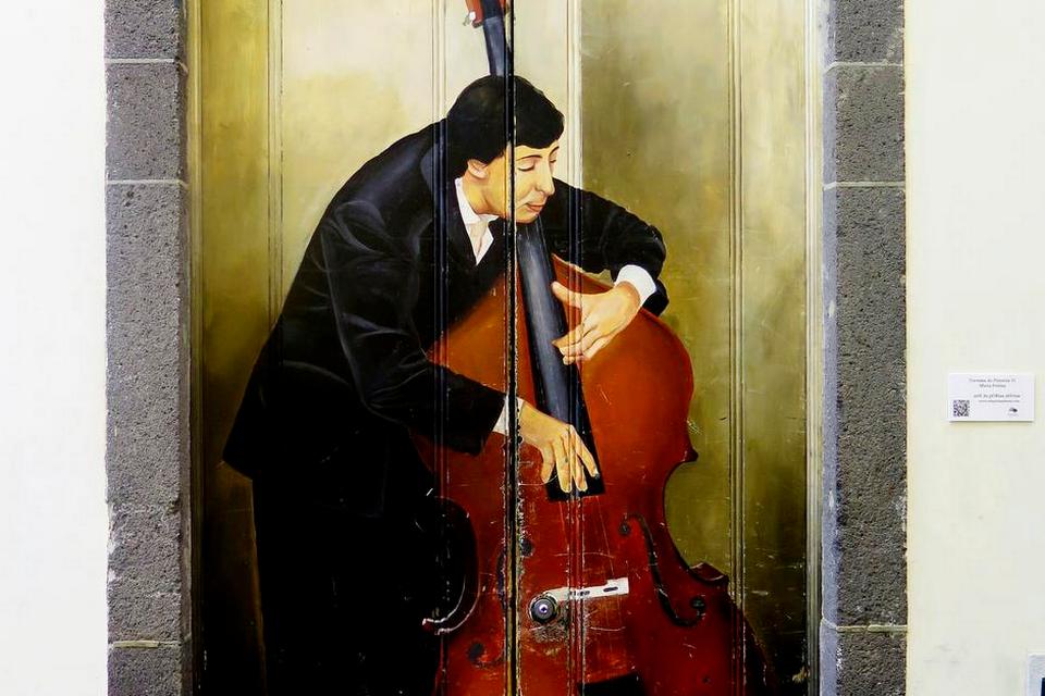 Musik. Bassisten liver op i en af sidegaderne. Malet af Maria Freitas.