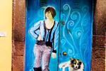 gadehund. Redburn blev adopteret af gadens beboere. Malet af Claire Micklin.
