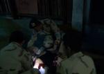 FØRSTEHJÆLP. En såret bombeoffer behandles ved et af gerningsstederne i Hua Hin. 