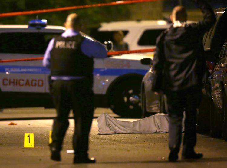 Skuddrab. Manden under det hvide lagen blev skudt i Chicago i slutningen af maj - et af over 400 skuddrab i byen i år. 