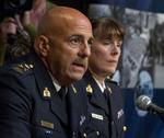 AFVÆRGET. Mike Cabana og Jennifer Strachan fra Canadas føderale politi fortæller om den aktion, der formentlig hindrede et forestående angreb i landet. 