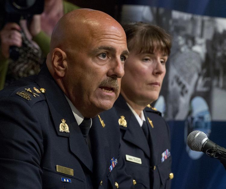 AFVÆRGET. Mike Cabana og Jennifer Strachan fra Canadas føderale politi fortæller om den aktion, der formentlig hindrede et forestående angreb i landet. 