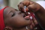 FOREBYGGELSE. Et nigeriansk barn får poliovaccine. To nye tilfælde i landet får myndighederne til at øge indsatsen for at få bugt med den frygtede sygdom. 