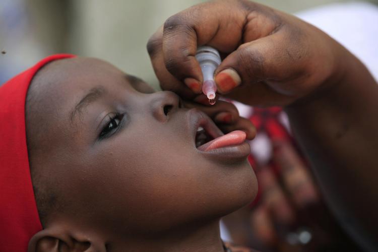 FOREBYGGELSE. Et nigeriansk barn får poliovaccine. To nye tilfælde i landet får myndighederne til at øge indsatsen for at få bugt med den frygtede sygdom. 