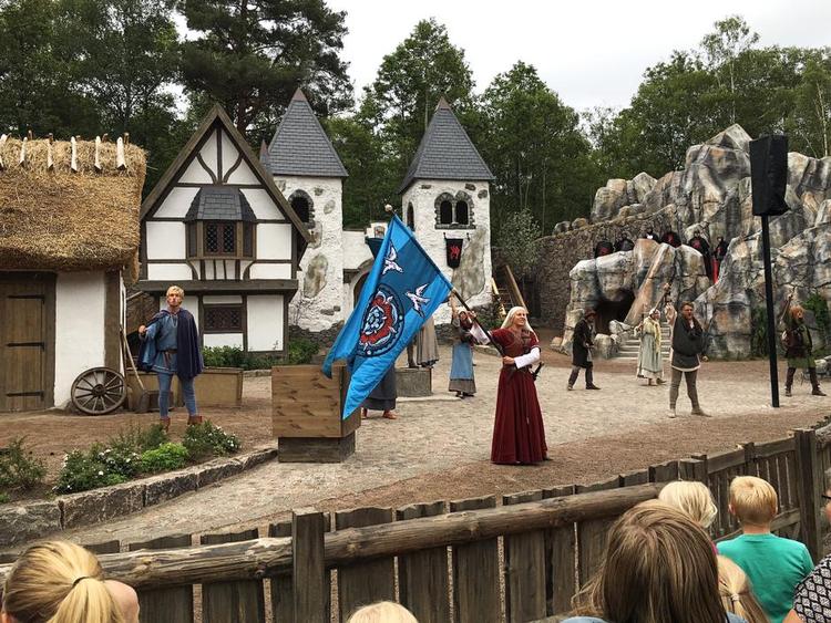 Gennemført. Når publikum er færdige med at juble med Jonatan, Sofia og resten af Rosendalens indbyggere over at have besejret Tengil og hans drage, Katla, strømmer de ned for at se nærmere på de stråtækte huse eller brænder energi af på de græsgrønne siddepladser. 