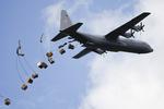 Rutine. Nedkastning af forsyninger til soldater er rutine for danske Herkules fly, men i Syrien foregik forsyningen over 'fjendtligt' område med risiko for beskydning.Arkivfoto: 