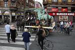BYTUR. Anne Marie Carl-Nielsens hyldeststatue til sin mand var i dag på tur gennem København. 