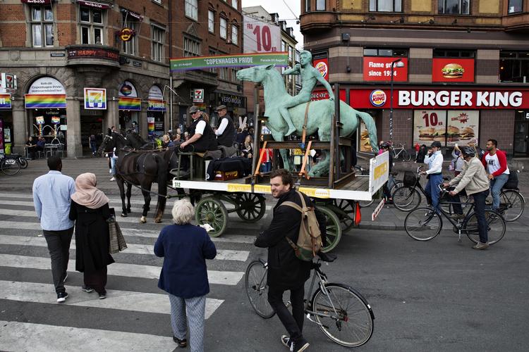 BYTUR. Anne Marie Carl-Nielsens hyldeststatue til sin mand var i dag på tur gennem København. 