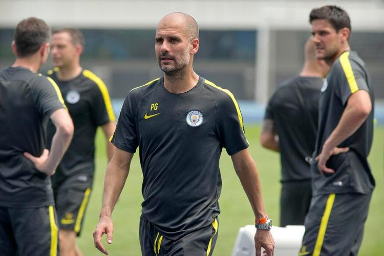 NY. Pep Guardiola og Man. City har en blød start lørdag aften hjemme mod Sunderland,  men allerede om fire uger er der lokalderby mod United. 